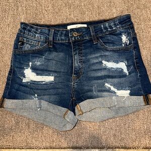 Distressed jean shorts 😍